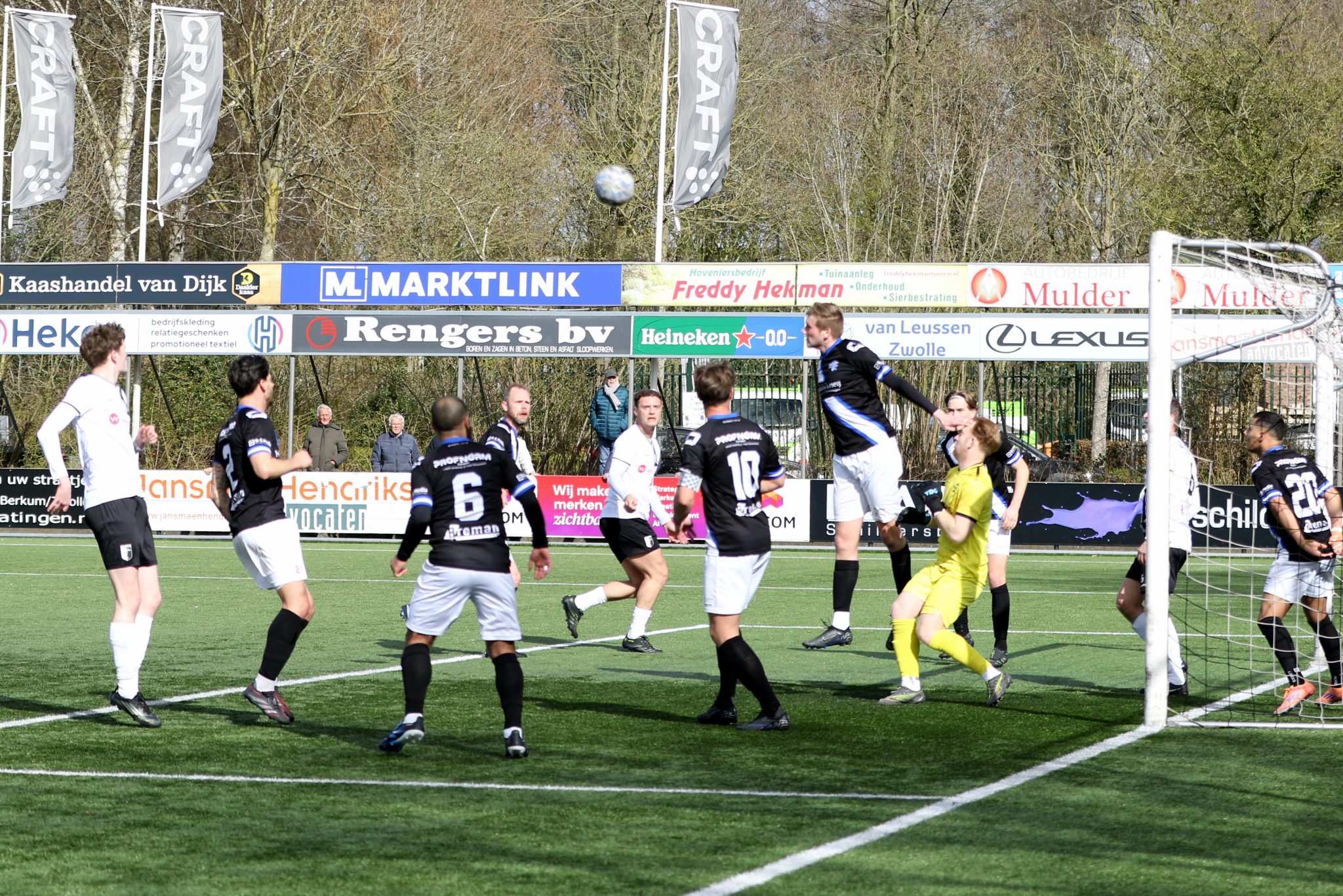 Berkum wint maar nét van KHC